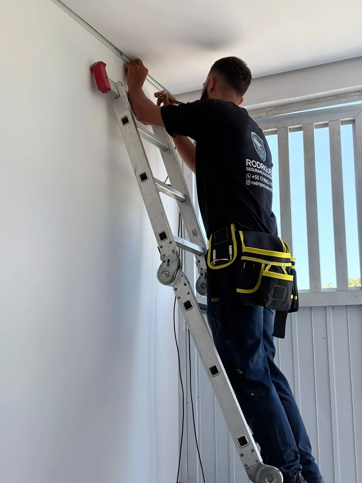 Técnico da Rodrigues instalando infraestrutura para sistema de alarme em São Vicente