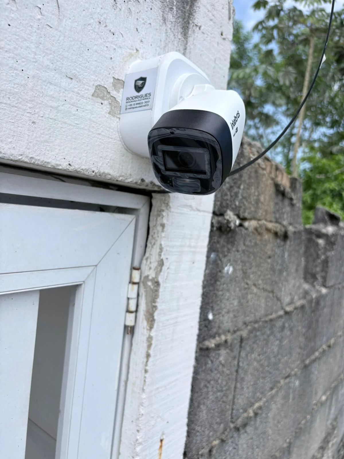 Câmera de segurança externa instalada em residência em Santos