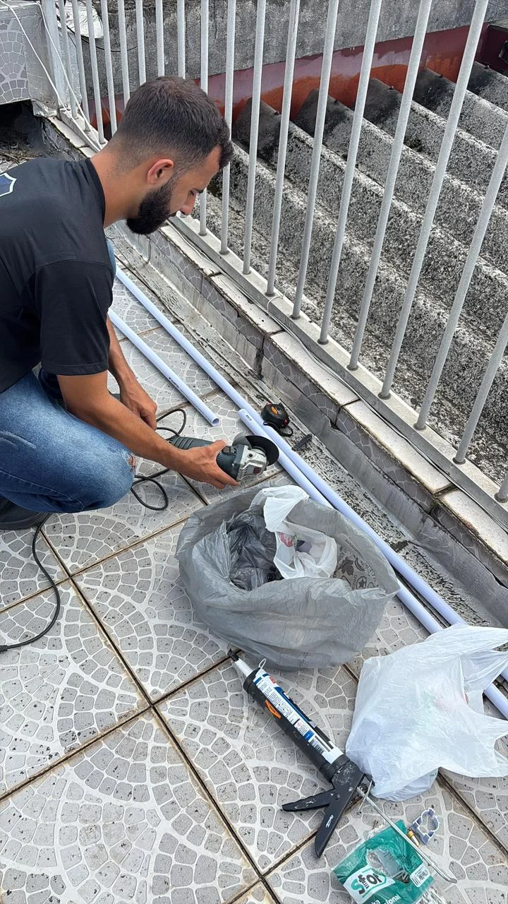Técnico preparando eletrodutos para instalação de câmeras em São Vicente
